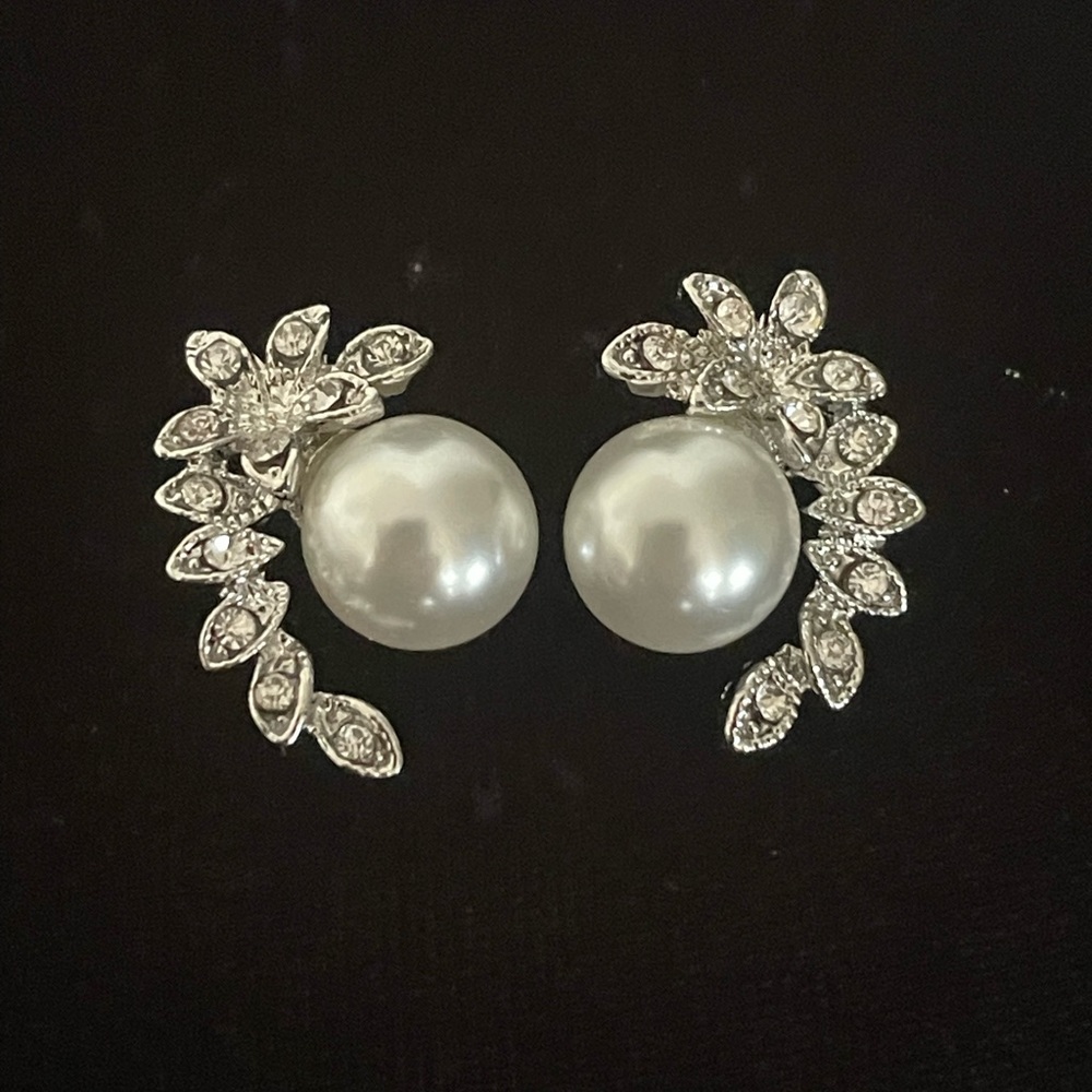 BNWT fashion faux pearls stud earrings